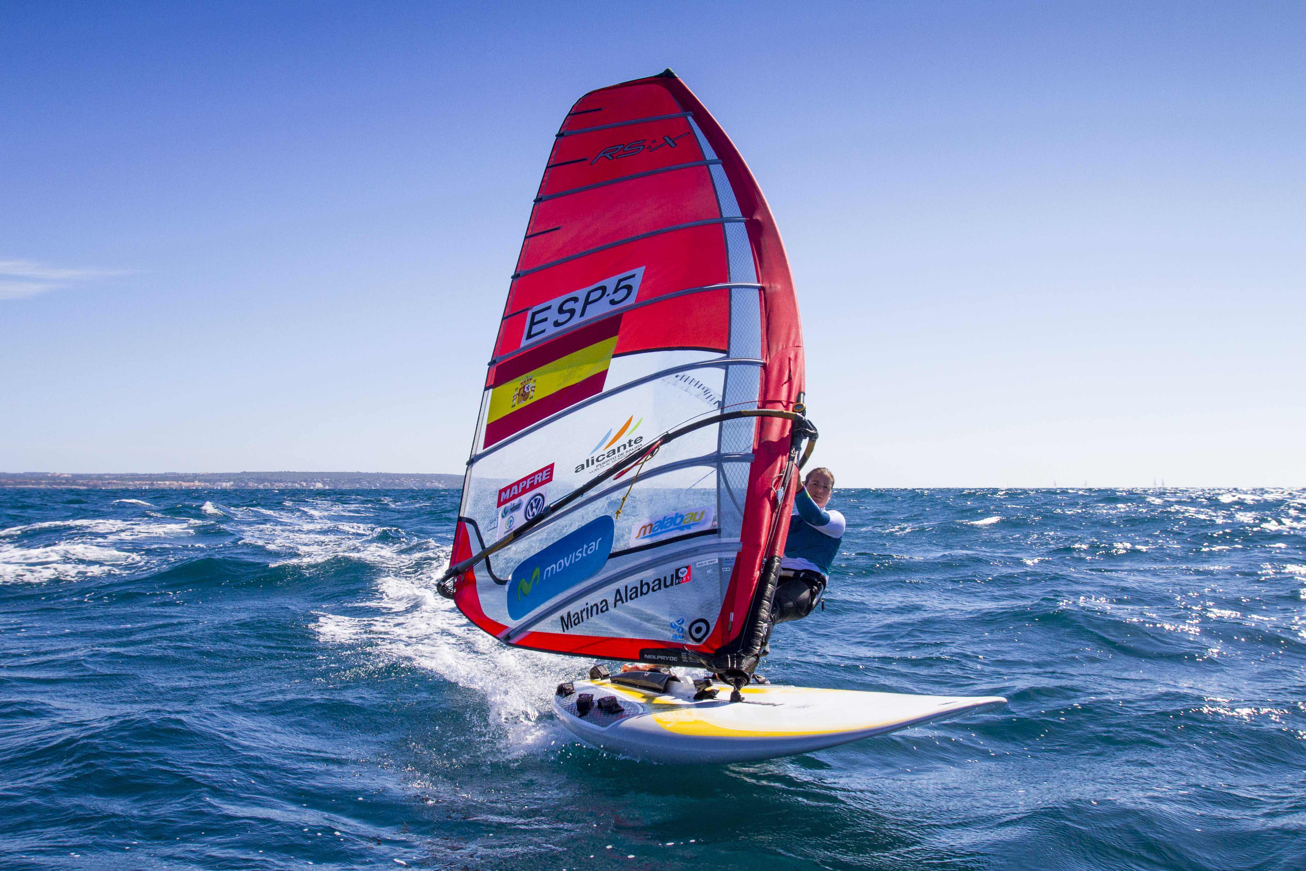 La windsurfista Movistar, Marina Alabau en su RS:X